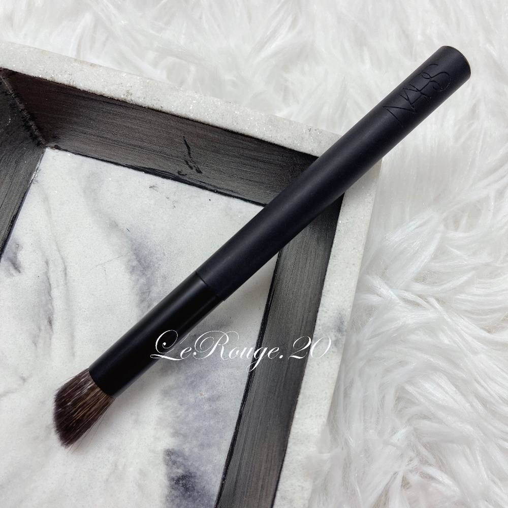 Nars travel size mini 43 eyeshadow brush